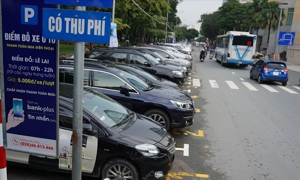 TP.HCM: Tiến hành thu phí đậu xe dưới lòng lề đường bằng phương thức thủ công 