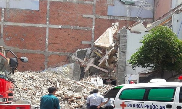 TP.HCM: Nhà cao tầng đang tháo dỡ bất ngờ đổ sập, nhiều người thương vong