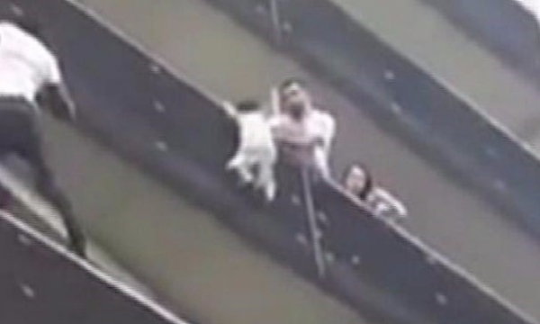 Pháp: “Người nhện” Gassama giải cứu em bé đang treo lơ lửng trên tầng bốn