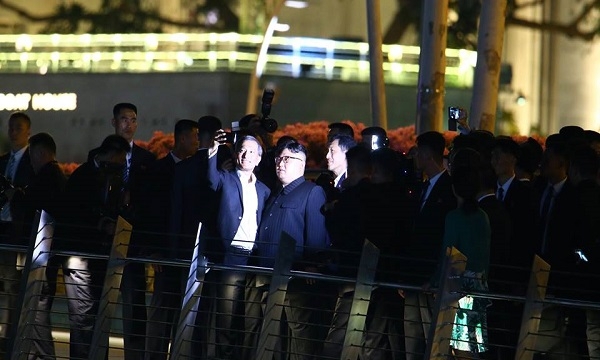 Chủ tịch Kim dạo chơi và selfie với các quan chức Singapore