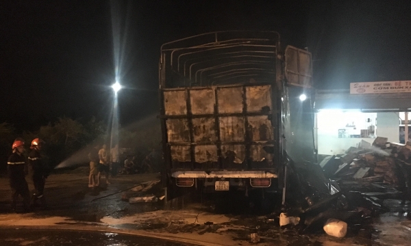 Quảng Nam: Xe tải bất ngờ bốc cháy khi đang dừng ven đường