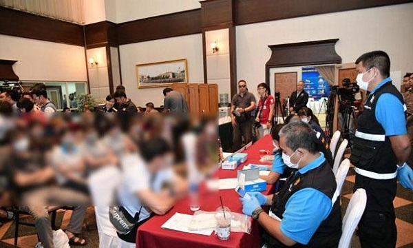 Cảnh sát Bangkok bắt giữ băng móc túi 15 người Việt