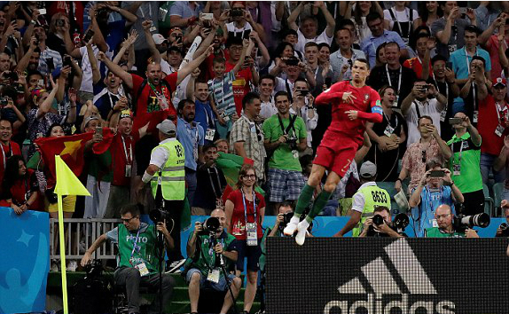 Ronaldo lập hat-trick, derby xứ Iberia bất phân thắng bại