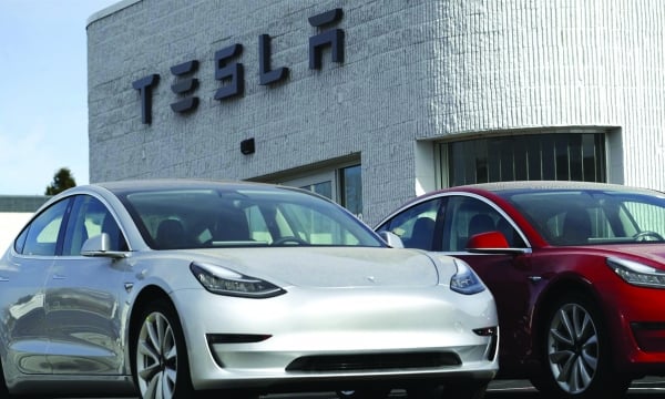 Tesla cắt giảm 4.000 việc làm và ra mắt xe hơi tự lái