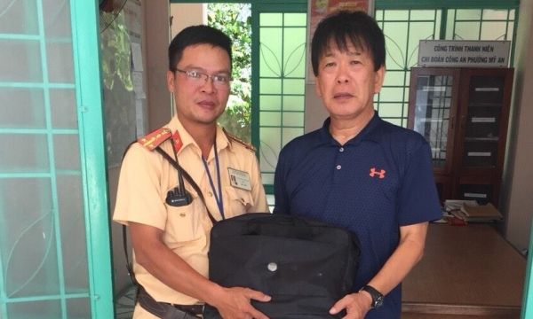 Đà Nẵng: CSGT giúp người nước ngoài tìm lại tài sản đánh rơi