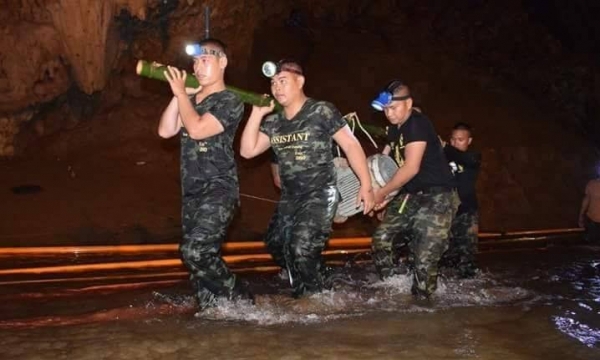 13 thành viên đội bóng trong hang Tham Luang “an toàn, nhưng mất khái niệm thời gian”