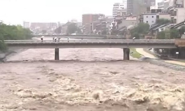Nhật Bản: Hơn 1 triệu người được yêu cầu sơ tán do mưa lớn, đất lở