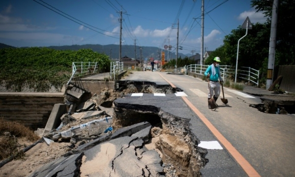 Nhật:  Thủ tướng Abe gặp những người bị mắc kẹt trong vùng thảm họa lũ lụt làm 179 người chết