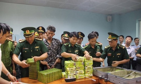 Hà Tĩnh: Bắt 3 người Lào vận chuyển 52 bánh heroin vào Việt Nam