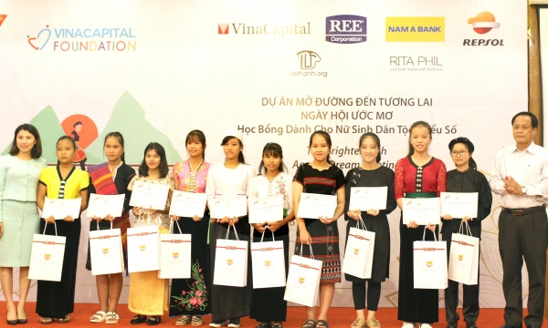 Nam A Bank trao học bổng cho các nữ sinh dân tộc thiểu số 