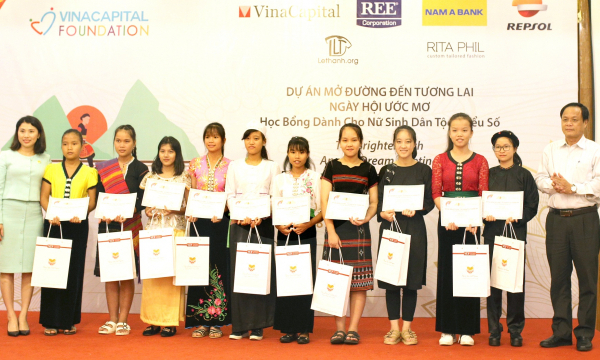 Nam A Bank trao học bổng cho các nữ sinh dân tộc thiểu số 