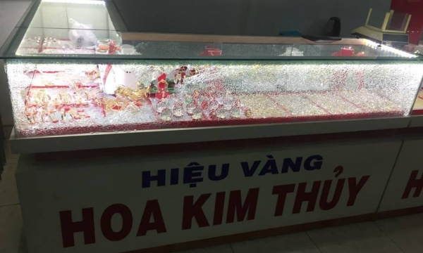 Quảng Nam: Liên tiếp xảy ra nhiều vụ dùng búa đập tủ tiệm vàng