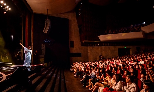 Trên sân khấu, Mỹ Linh dạy hát cho hơn một ngàn khán giả Hà Nội