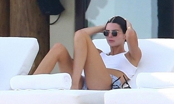 Kendall Jenner nuột nà đến “phát hờn” với loạt ảnh chụp trộm 