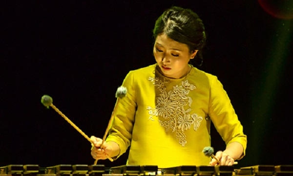 Nghệ sĩ Gina Hyungi Lee chơi nhạc giao hưởng với các vật dụng nhà bếp