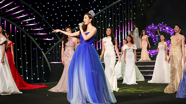 Hoa hậu Đỗ Mỹ Linh khoe giọng hát trong đêm Gala 30 năm Hoa hậu Việt Nam