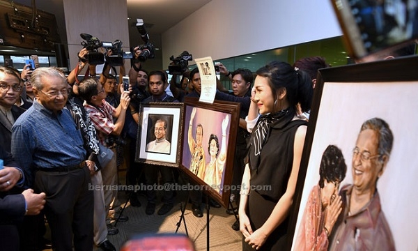 Nữ họa sĩ Việt lên báo Malaysia nhờ vẽ chân dung Thủ tướng Mahathir Mohamad