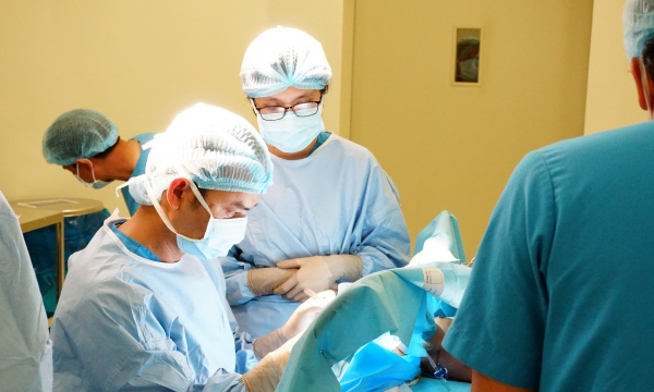 Bệnh viên Quốc tế City phẫu thuật thành công bệnh nhi bị phình đại tràng