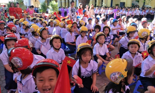 Phó Thủ tướng Trương Hòa Bình dự khai giảng và tặng mũ bảo hiểm cho học sinh Đà Nẵng