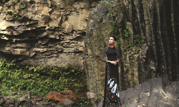 Người mẫu H’Ăng Niê và nhà thiết kế Việt Hùng với “Hoa của Đất”