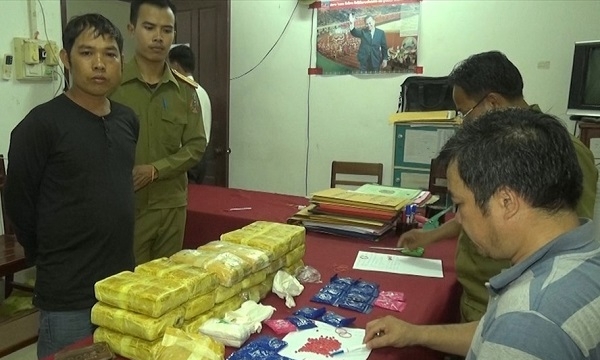 Bắt quả tang đối tượng người Lào đang vận chuyển 114.000 viên ma túy tổng hợp