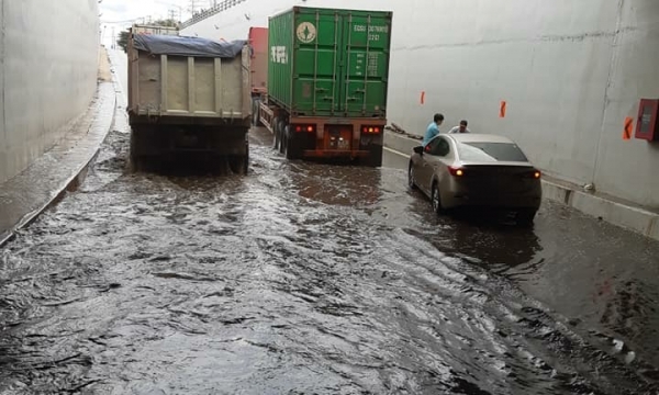 Hầm chui Mỹ Thủy ngập nặng sau mưa lớn