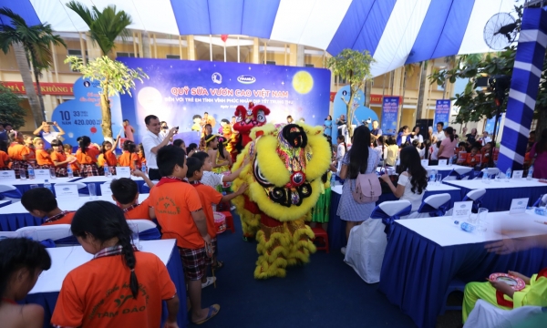 Quỹ sữa vươn cao Việt Nam và Vinamilk đem niềm vui ngày Tết Trung thu đến cho trẻ em tỉnh Vĩnh Phúc