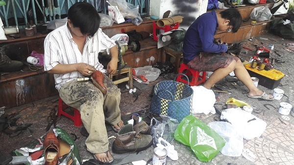 Góc phố Sài Gòn lặng lẽ với nghề sửa giày