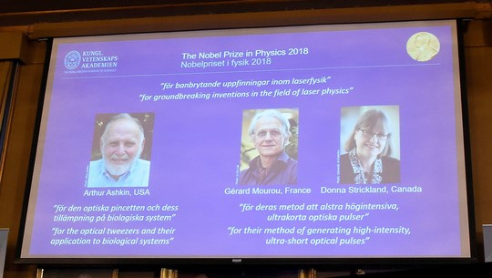 Ba người Mỹ, Pháp, Canada đoạt giải Nobel Vật lý 2018 nhờ công trình vật lý laser 