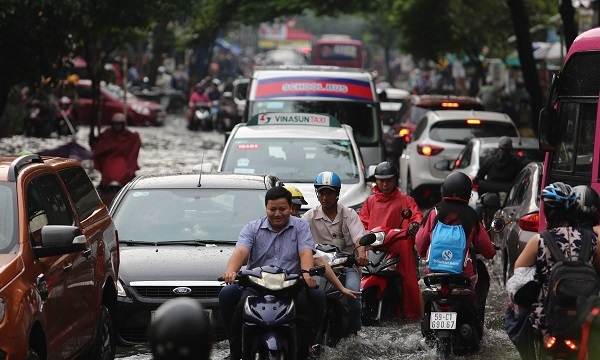 Người Sài Gòn bì bõm dắt xe 'lội' cả km vì đường ngập nặng do mưa lớn 