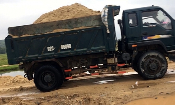 Quảng Nam: Phát hiện đối tượng dùng xe cơ giới khai thác cát trái phép
