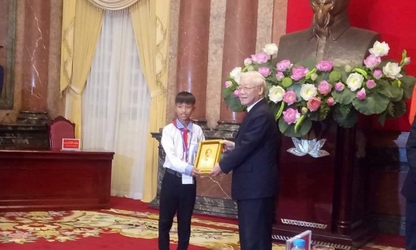 Cậu học sinh nghèo Hà Tĩnh vinh dự được Chủ tịch nước tặng ảnh Bác Hồ