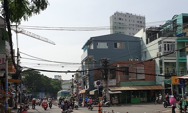  Dải phân cách trên đường Nguyễn Biểu đã được tháo dỡ một đoạn