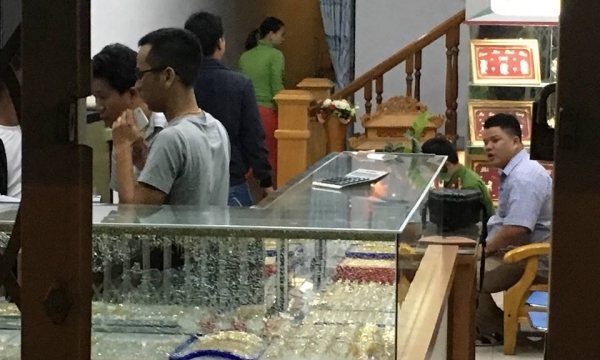 Vụ nam thanh niên cầm búa xông vào cướp tiệm vàng ở Quảng Nam: Ra tay hốt ngay 5 cây vàng trong vòng 2 giây