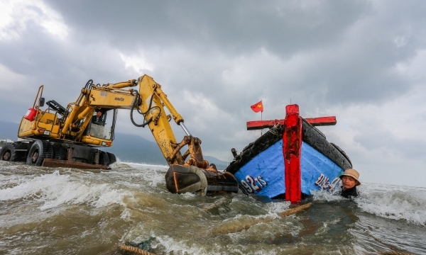 Đà Nẵng: Tàu đứt neo trôi dạt giữa biển