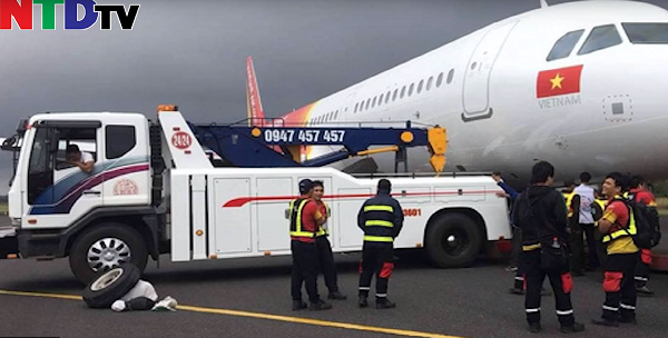 Clip: Máy bay Vietjet gặp sự cố nghiêm trọng khi hạ cánh