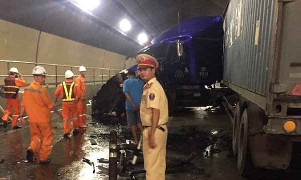 Hầm Hải Vân tắc nghẽn nhiều giờ do tai nạn nghiêm trọng