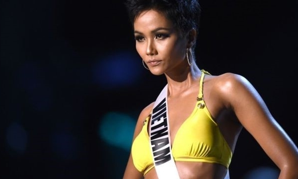 Hoa hậu Hoàn vũ 2018: Hoa hậu Mỹ bị chỉ trích vì châm chọc khả năng tiếng Anh của Hoa hậu Việt Nam