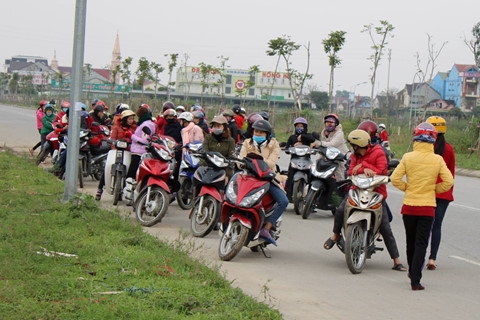 Hà Tĩnh: Hàng trăm công nhân nghỉ việc đòi lương