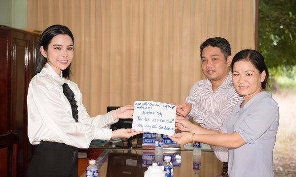 Hoa hậu Huỳnh Vy tặng nhà tình thương, quyên góp xây cầu cho bà con ở Đồng Tháp