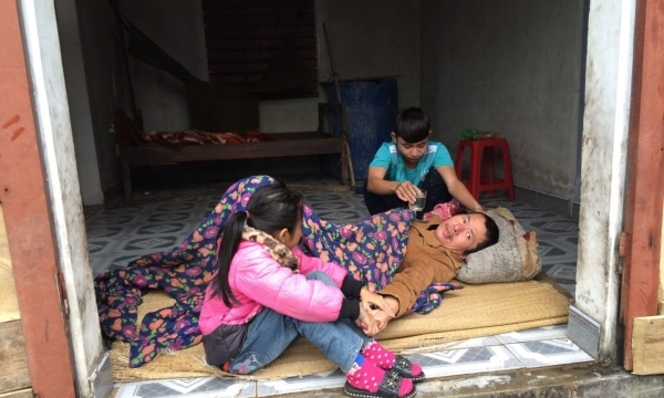 Hà Tĩnh: Bố ốm liệt giường, hai con có nguy cơ bỏ học