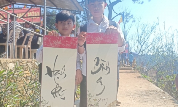  Hà Tĩnh: Người dân tấp nập đi lễ chùa Hương Tích đầu xuân