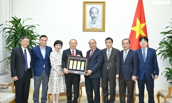 Thủ tướng Nguyễn Xuân Phúc tiếp huấn luyện viên  trưởng Đội tuyển bóng đá nam quốc gia