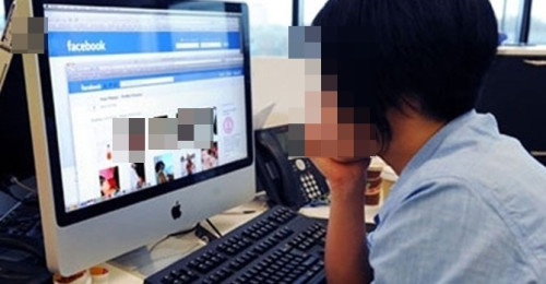 Thừa Thiên - Huế: Cấm công chức đeo phone nghe nhạc trong giờ làm việc