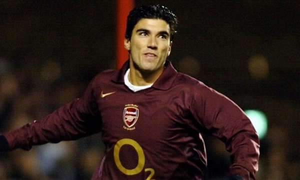 Cựu tiền đạo cánh nổi tiếng của Arsenal Reyes mất ở tuổi 35