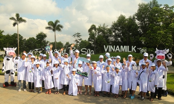 Tận mắt thấy những cô bò ở 'resort' góp công vào ly sữa học đường