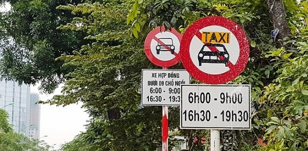 Cấm taxi và xe tải hoạt động giờ cao điểm trên 11 tuyến phố ở Hà Nội