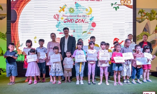Phuc Khang Corp tặng hàng trăm học bổng hè cho con em cán bộ nhân viên