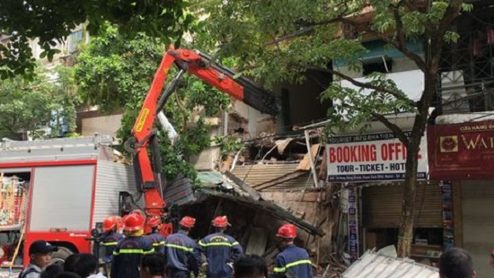 Hà Nội: Ngôi nhà 2 tầng ở phố Hàng Bông bất ngờ bị đổ sập
