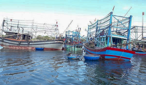 Quảng Nam: Trục vớt tàu cá bị đắm ở gần cửa biển Cửa Đại